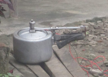 A pressure cooker bomb found at the office of Nepali Congress' election publicity office in Nawalpur, on Friday, November 24, 2017. Photo: Shreeram Sigdel