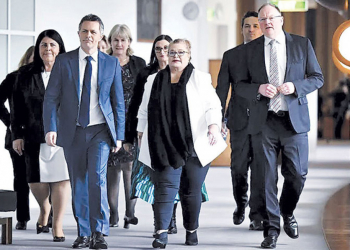 अस्ट्रेलियाका विभिन्न राज्य तथा टेरिटोरीका शिक्षामन्त्रीसँगको वार्तापछि केन्द्रीय शिक्षामन्त्री जेसन क्लेयर । तस्बिर : एजेन्सी