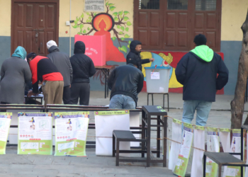 काठमाडौँ, १६ मङ्सिर : 
मतदान गर्दै मतदाता
 काठमाडौँ महानगरपालिका वडा नं १६ मा रिक्त पदका लागि भएको उपनिर्वाचनमा आइतबार बिहान बालाजुस्थित तरुण मावि मतदान केन्द्रमा मतदान गर्दै मतदाता । तस्बिर : हरिराम भेटुवाल/रासस