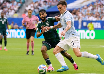 Uruguay's Manuel Ugarte, right, and Saudi Arabia's Mohammed Abu Alshamat battle for the ball during a World Cup Group H soccer match in Miami Gardens, Fla., Monday, June 15, 2026. (AP Photo/Lynne Sladky)