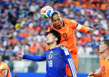 (260615) -- DALLAS, June 15, 2026 (Xinhua) -- Ueda Ayase (2nd L) of Japan vies with Virgil van Dijk (2nd R) of the Netherlands during the group F match between the Netherlands and Japan at the 2026 FIFA World Cup at the Dallas Stadium in Dallas, the United States, on June 14, 2026. (Xinhua/Jia Haocheng)