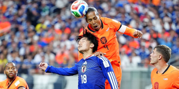 (260615) -- DALLAS, June 15, 2026 (Xinhua) -- Ueda Ayase (2nd L) of Japan vies with Virgil van Dijk (2nd R) of the Netherlands during the group F match between the Netherlands and Japan at the 2026 FIFA World Cup at the Dallas Stadium in Dallas, the United States, on June 14, 2026. (Xinhua/Jia Haocheng)