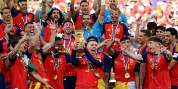 EAST RUTHERFORD, NEW JERSEY - JULY 19: Alex Grimaldo #3 of Spain lifts the FIFA World Cup Winner’s Trophy as they celebrate the World Cup champions at the award ceremony following the FIFA World Cup 2026 Final match between Spain and Argentina at New York New Jersey Stadium on July 19, 2026 in East Rutherford, New Jersey. David Ramos/Getty Images/AFP (Photo by David Ramos / GETTY IMAGES NORTH AMERICA / Getty Images via AFP)